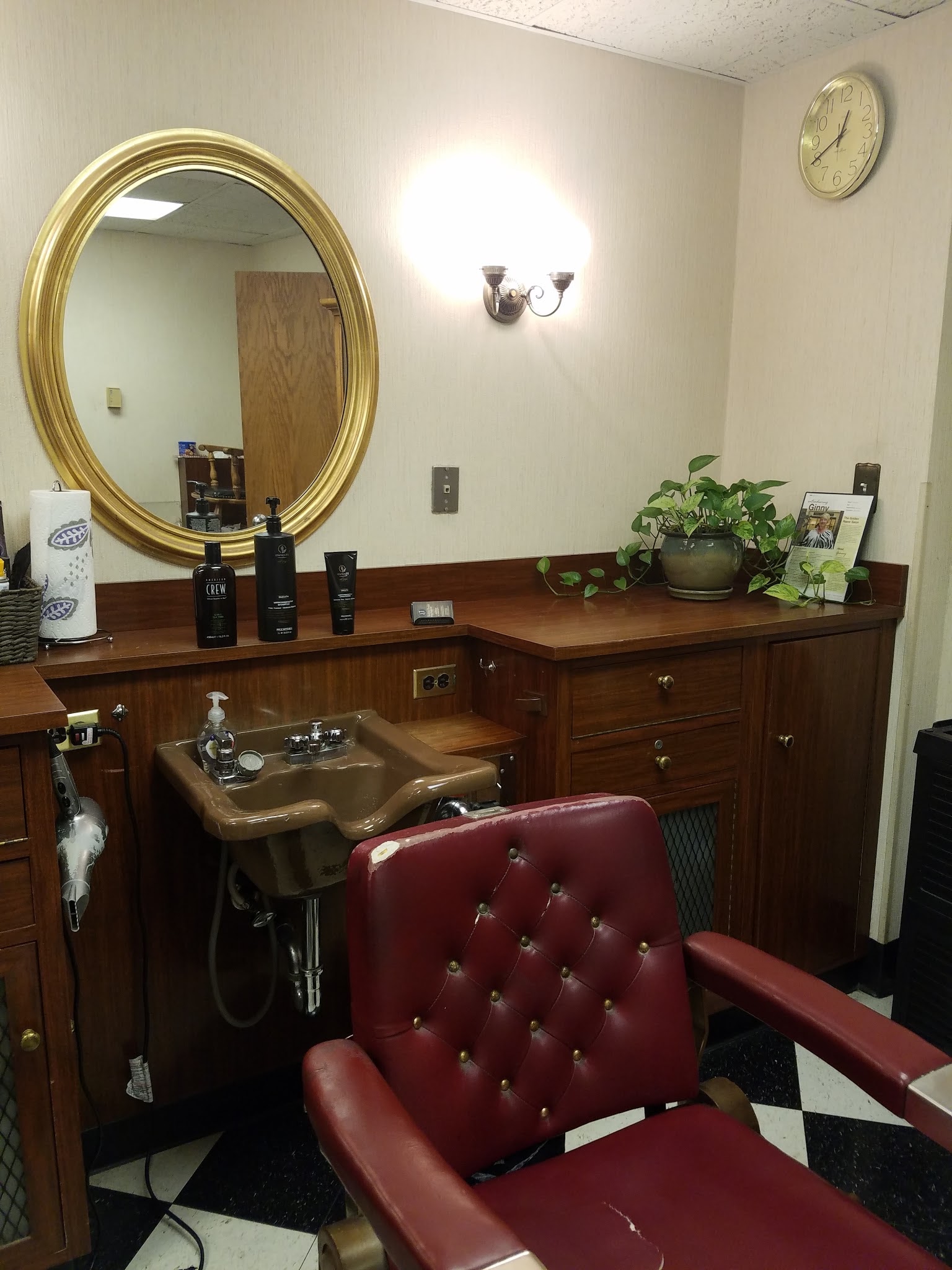 Golden Razor Barber Salon in Detroit