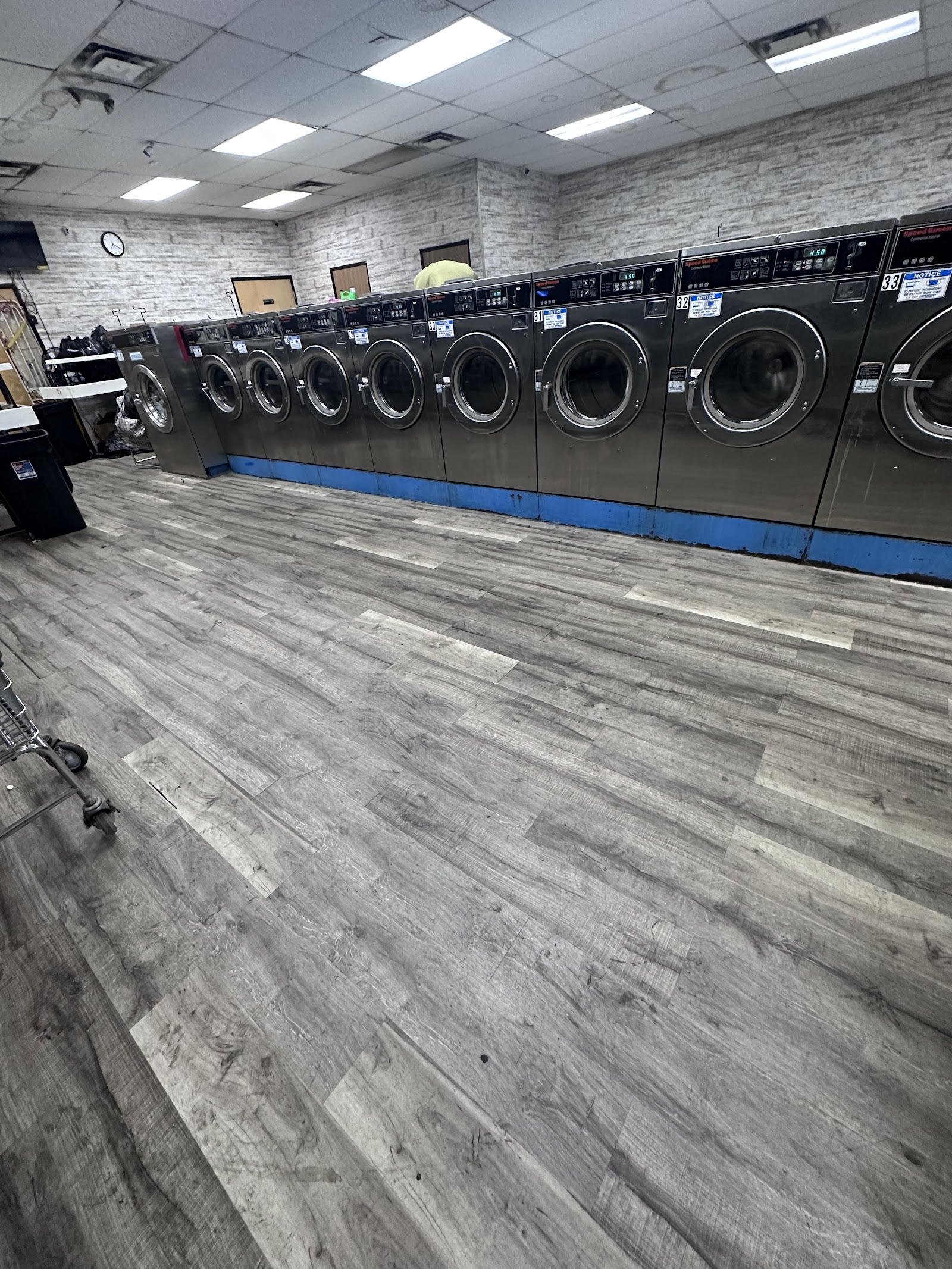 Harbortown Laundromat 24 hours drop off $1/lb — photo
