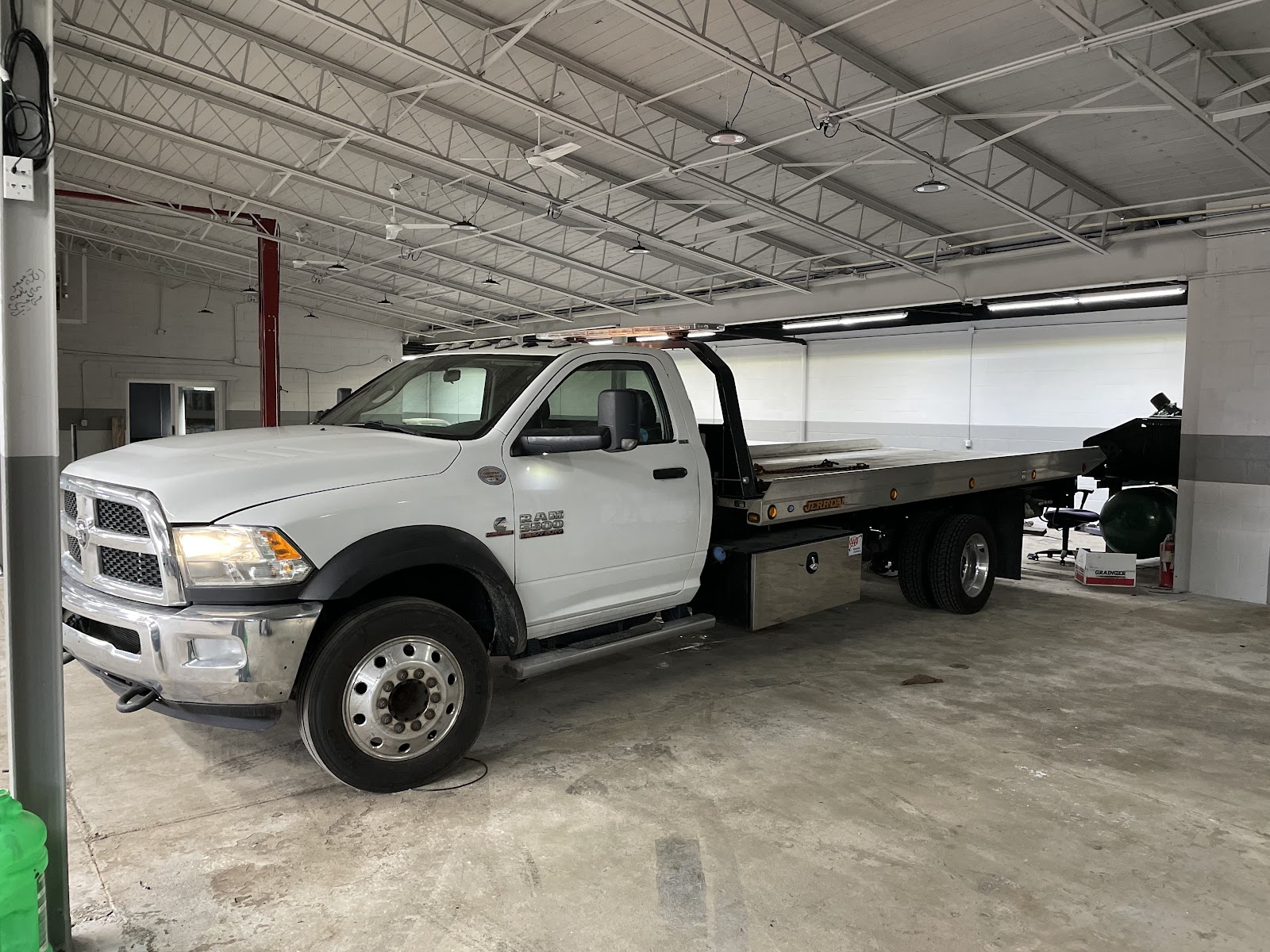 UNIVERSITY AUTO TOWING AND RECOVERY — photo